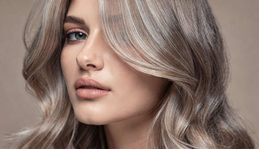Mushroom blonde: subtelny odcień, który odmładza i pasuje do każdej karnacji