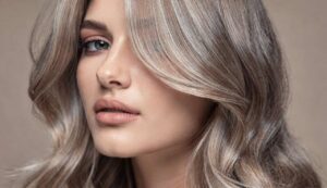 Mushroom blonde: subtelny odcień, który odmładza i pasuje do każdej karnacji