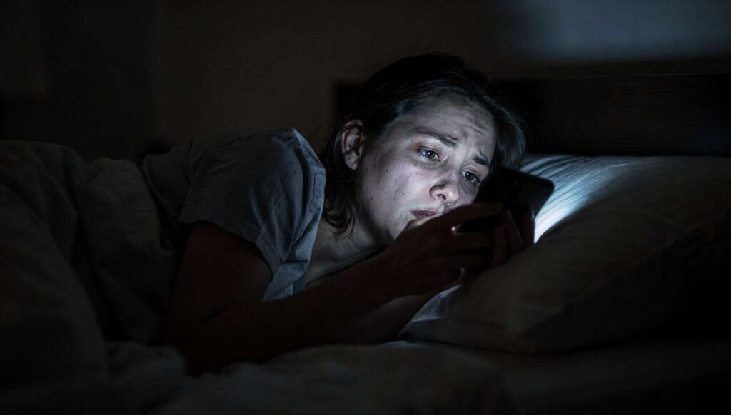 Przeglądasz telefon przed snem? Badanie z The Lancet pokazuje wpływ na skórę i mózg