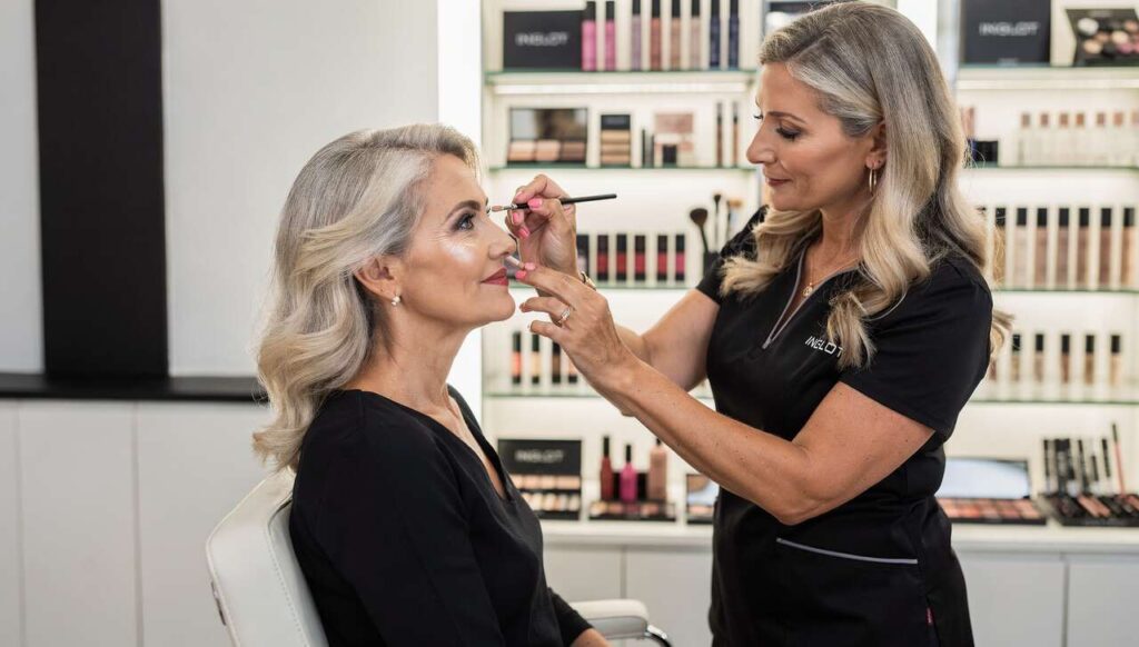 Makijaż 50+: wizażystka z Inglot pokazuje tutorial na optyczny lifting w 5 minut