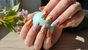 Złote paznokcie na Wielkanoc 2026: manikiurzystki pokazują delikatną wersję na co dzień