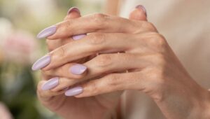 Paznokcie w kolorze lavender na wiosnę 2026, które manikiurzystki nazywają hitem sezonu